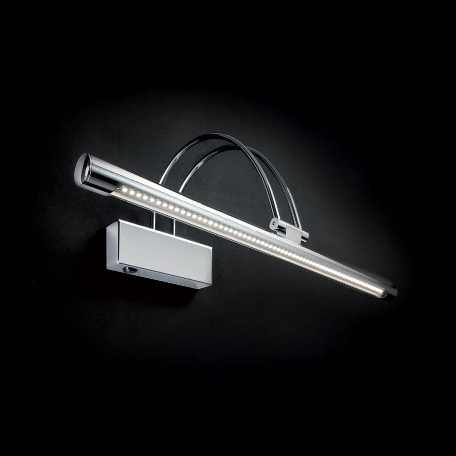 Vue en angle sur fond noir, luminaire allumé, bras courbés et tube LED.