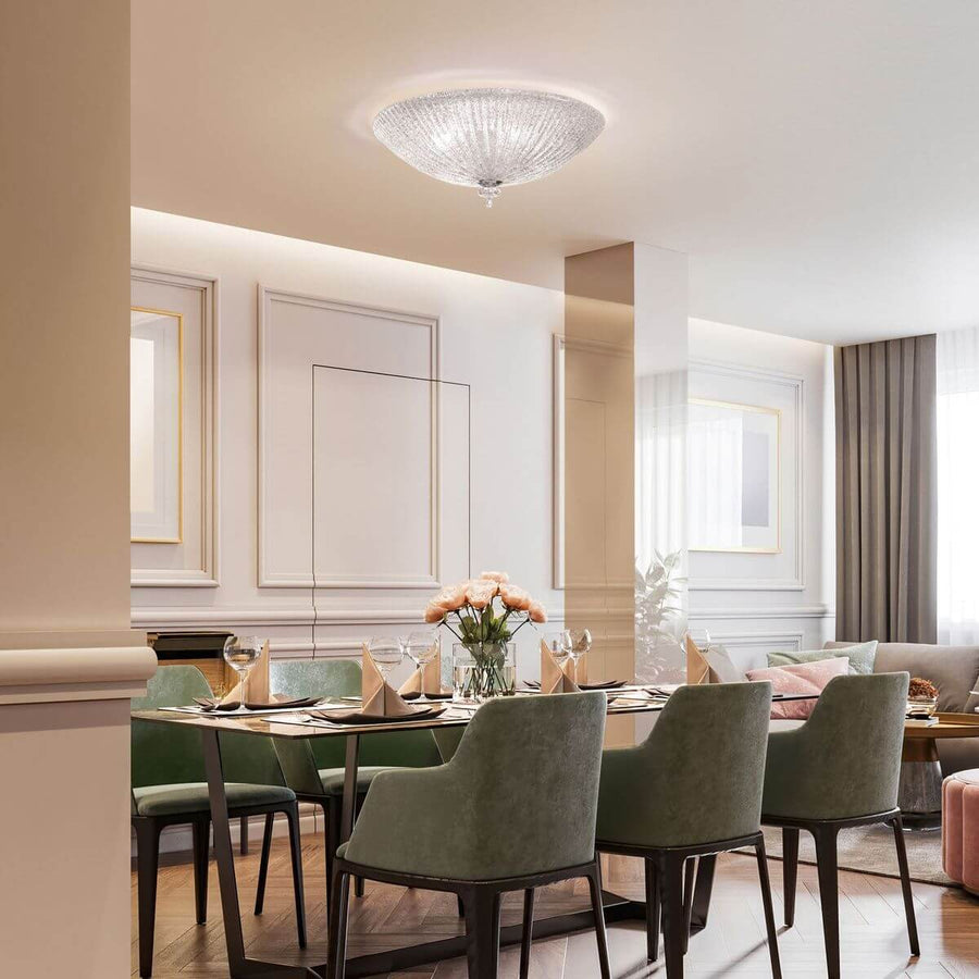 Salle à manger raffinée avec ce plafonnier rond en verre au-dessus de la table