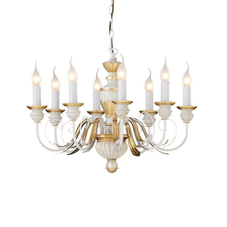 Lustre blanc et doré à huit lumières, suspendu, présenté sur fond blanc.