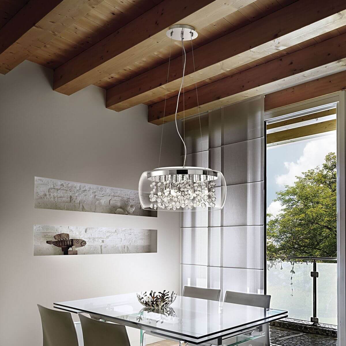 Luminaire suspendu au-dessus d'une table en verre, pièce moderne avec poutres et baie vitrée.