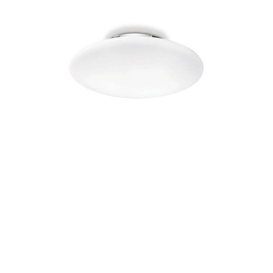 Vue de trois-quarts du plafonnier rond en verre opalin blanc sur fond neutre