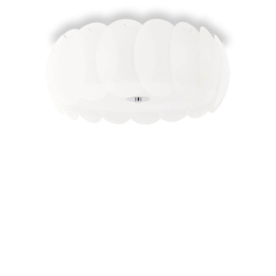 Plafonnier blanc ovale à huit lumières, verre dépoli, vu de face sur fond blanc.