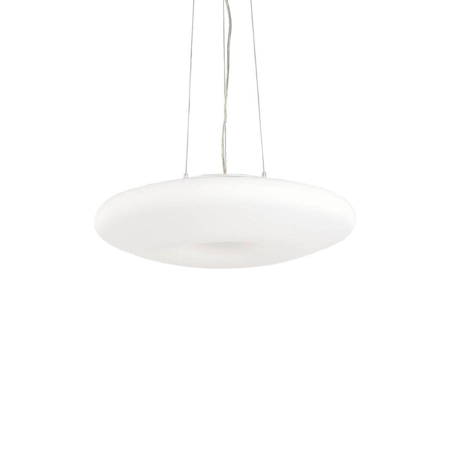 Suspension blanche ovale en verre dépoli, vue de face sur fond blanc