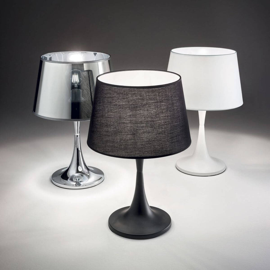 Trois lampes identiques présentées côte à côte en finitions blanche, noire et chromée