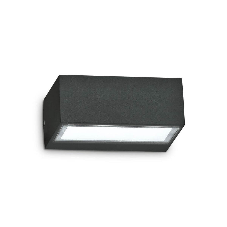 Applique murale noire de forme rectangulaire, vue de face sur fond blanc, diffuseur diffus