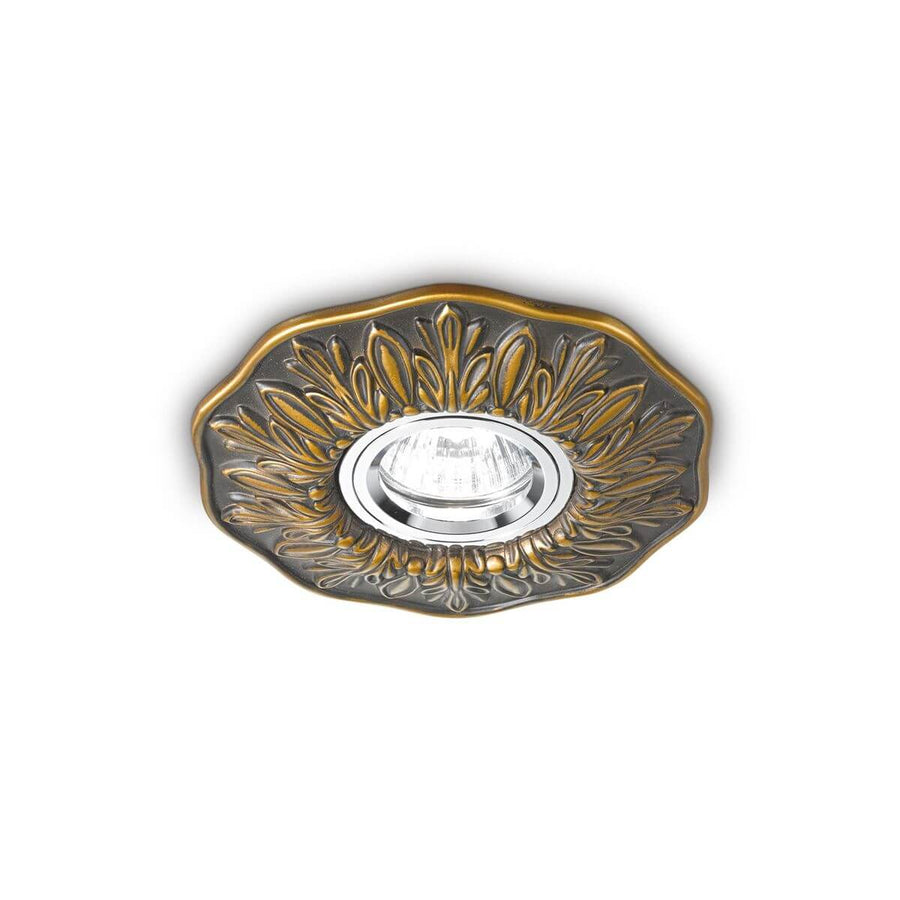 Vue de face du spot encastré, rosace sculptée dorée à motif floral rayonnant