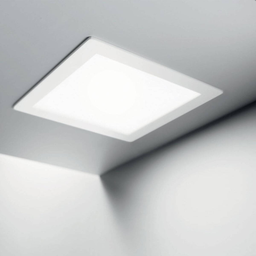 Vue en situation au plafond, halo de lumière blanche diffusée