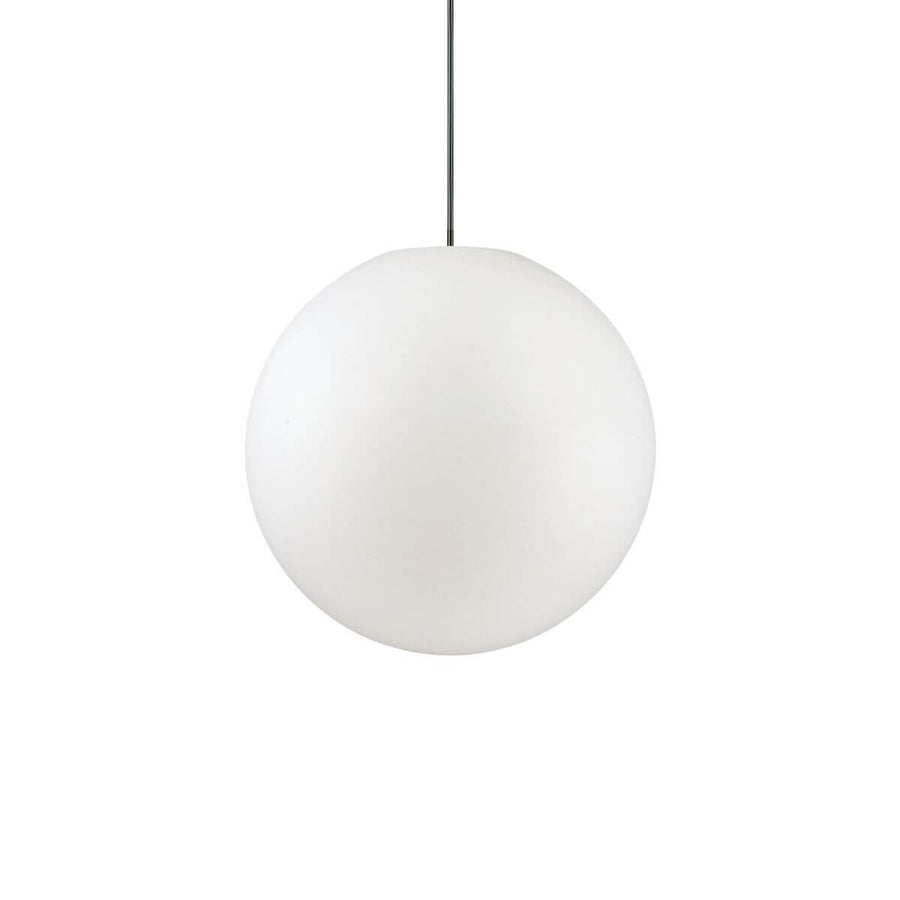 Suspension boule blanche en verre opalin, vue de face sur fond neutre