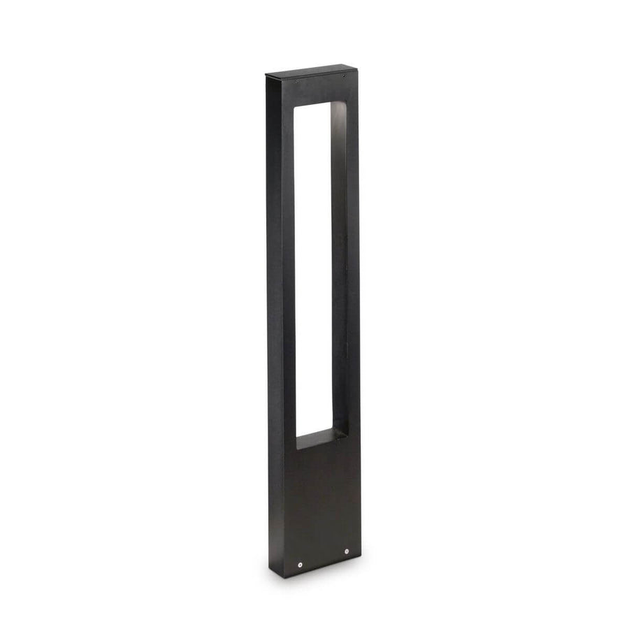 Lampadaire extérieur noir rectangulaire vu de face sur fond blanc