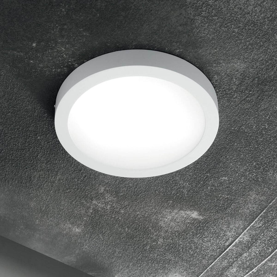 Vue en situation du plafonnier blanc fixé sur un plafond sombre