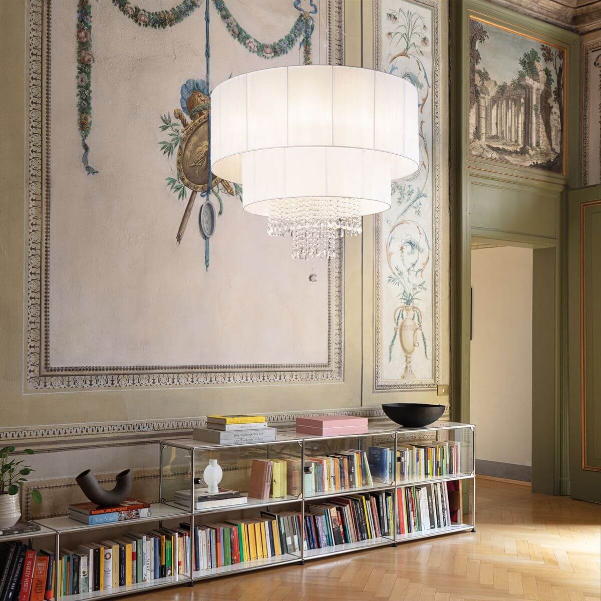 Vue en situation dans un intérieur décoré, luminaire suspendu au-dessus d'une étagère à livres