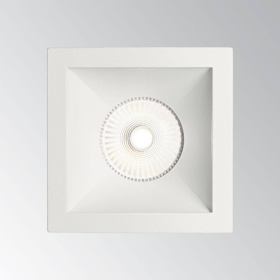 Vue rapprochée du spot encastrable blanc et de sa lentille striée centrale.