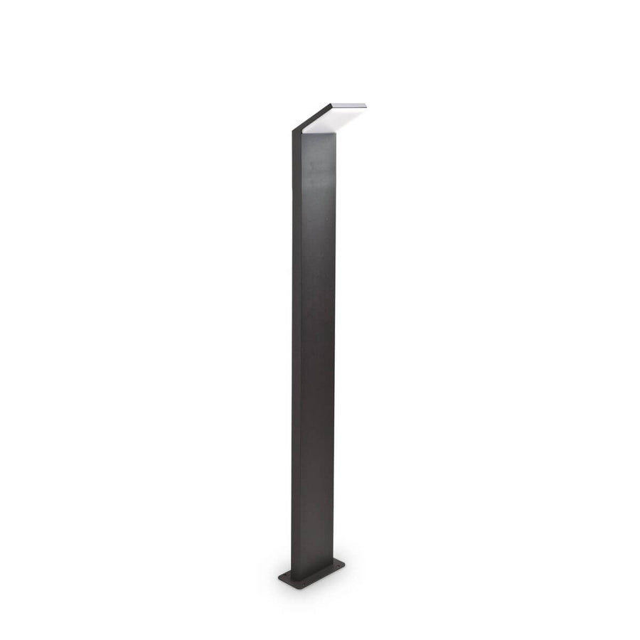 Lampadaire extérieur anthracite rectangulaire dressé, tête inclinée vers le bas sur fond blanc.