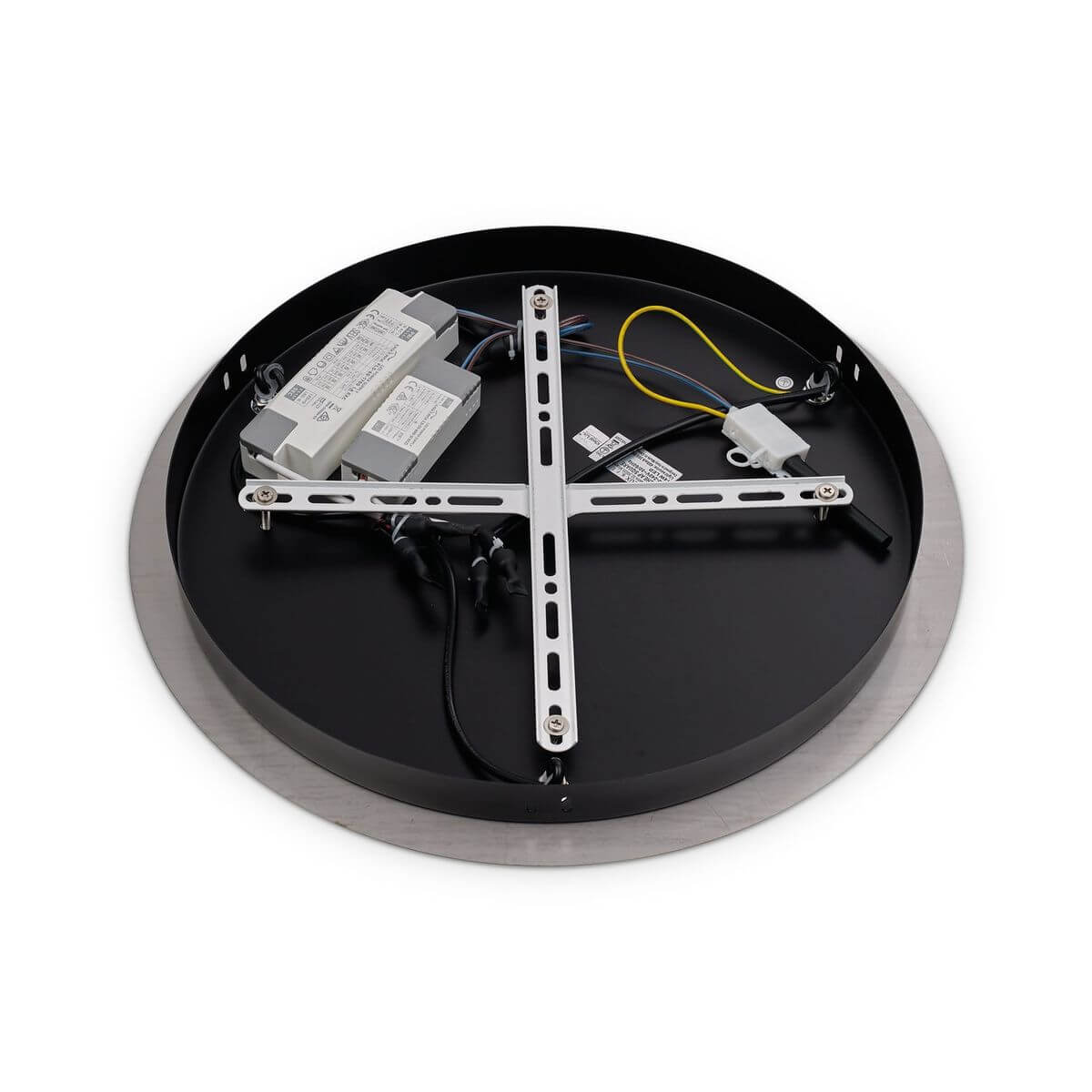 Détail de la platine de plafond noire avec transformateurs, câblage et croisillon métallique