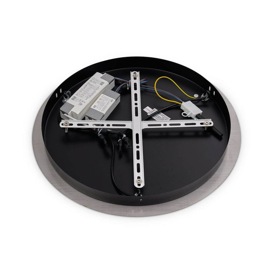 Détail de la platine de plafond noire avec transformateurs, câblage et croisillon métallique