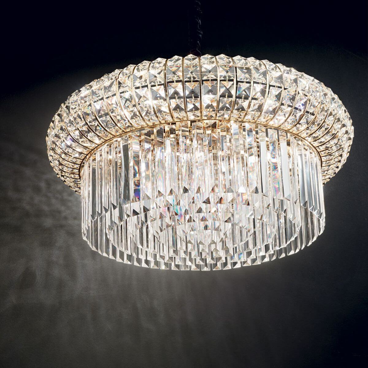 Suspension allumée dans une pièce sombre, diffusant une lumière chaude et éclatante.