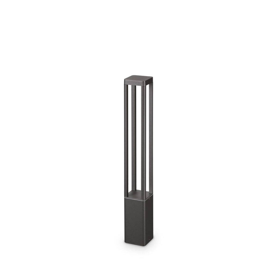 Lampadaire extérieur anthracite rectangulaire, structure ajourée, verre transparent, fond blanc.