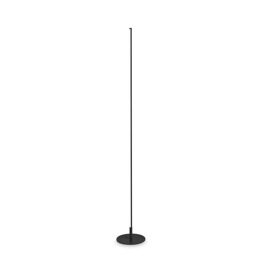 Lampadaire noir vertical sur fond blanc, vue de face avec base ronde.