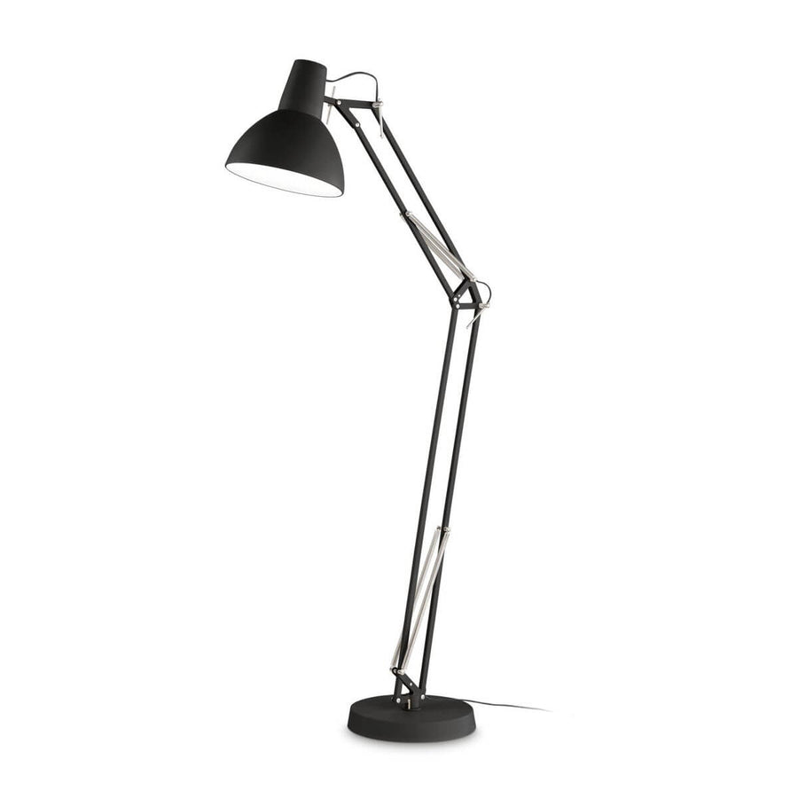 Lampadaire noir articulé vu de profil sur fond blanc, abat-jour en dôme incliné
