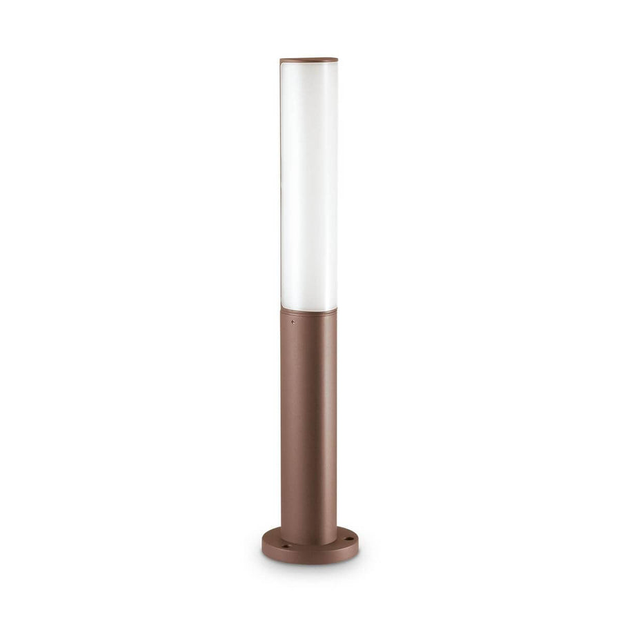 Lampadaire extérieur cylindrique marron vu de face sur fond blanc