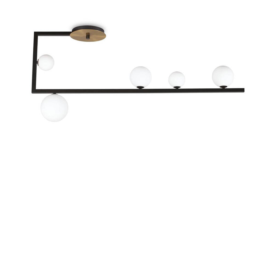 Vue de face du plafonnier noir avec cinq globes en verre blanc.