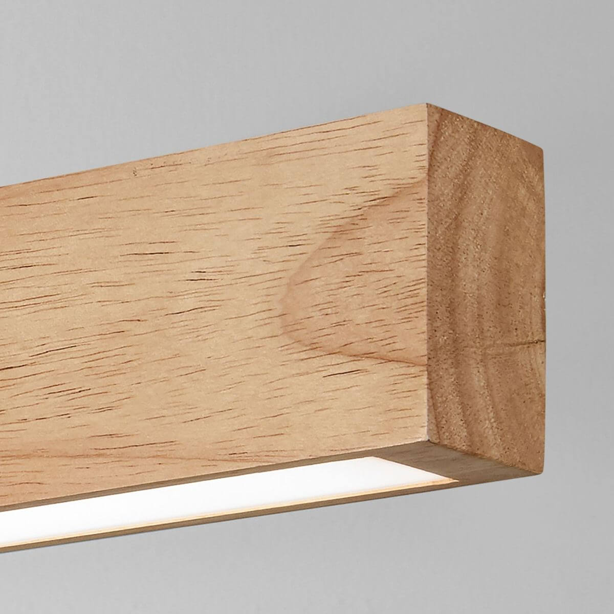 Détail de la finition du bois et du bandeau lumineux LED sous la poutre