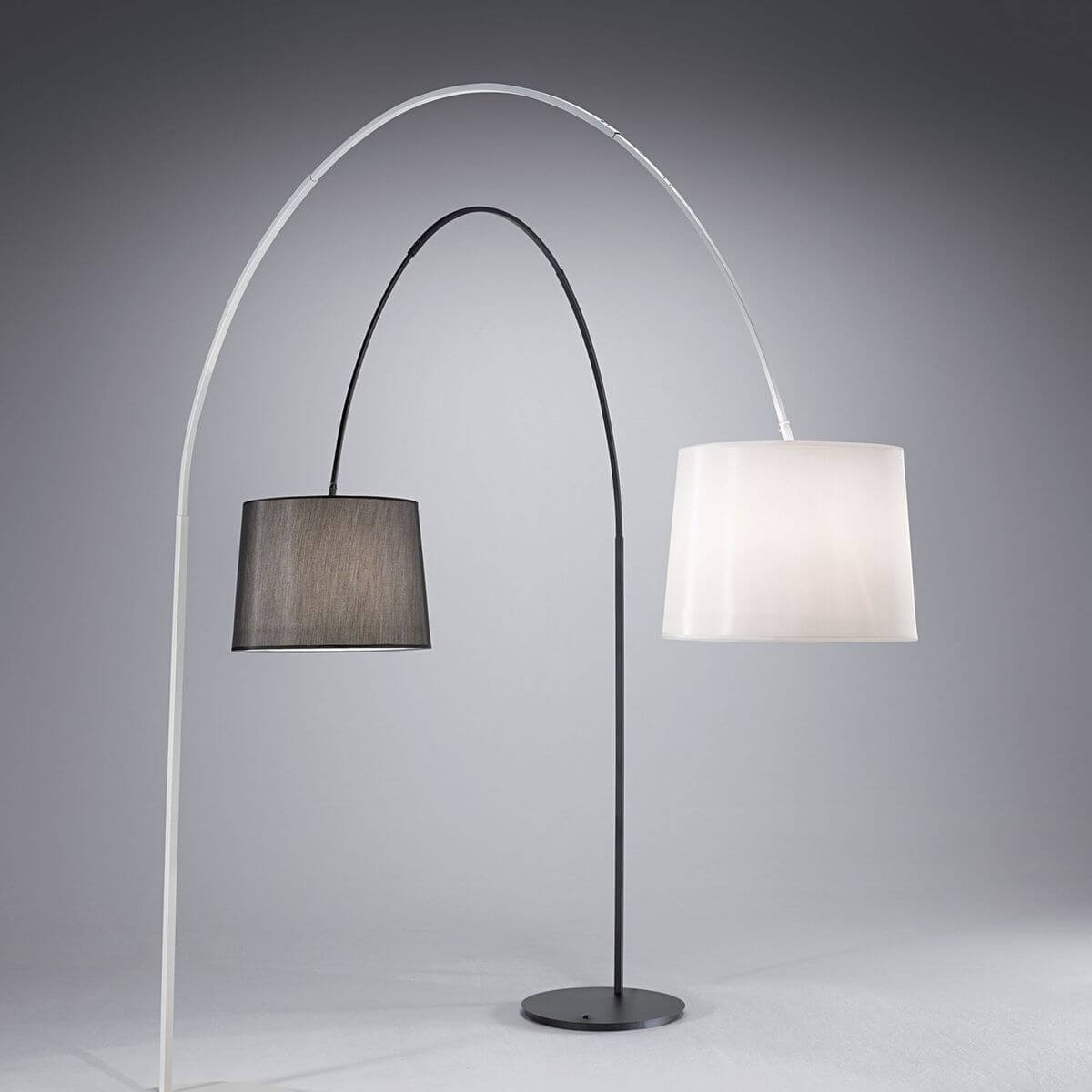 Comparatif face à face des versions blanche et noire du lampadaire arc