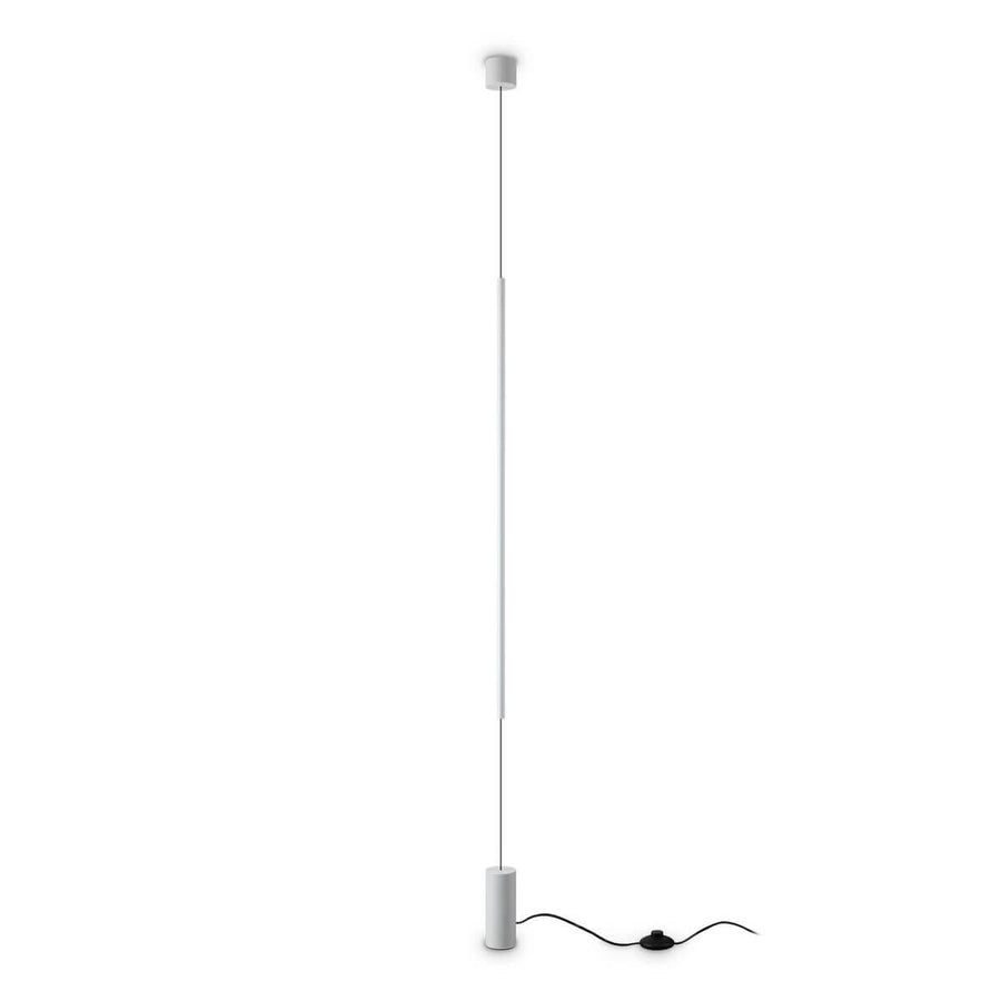 Vue de face du lampadaire blanc, du socle cylindrique jusqu'au plafond
