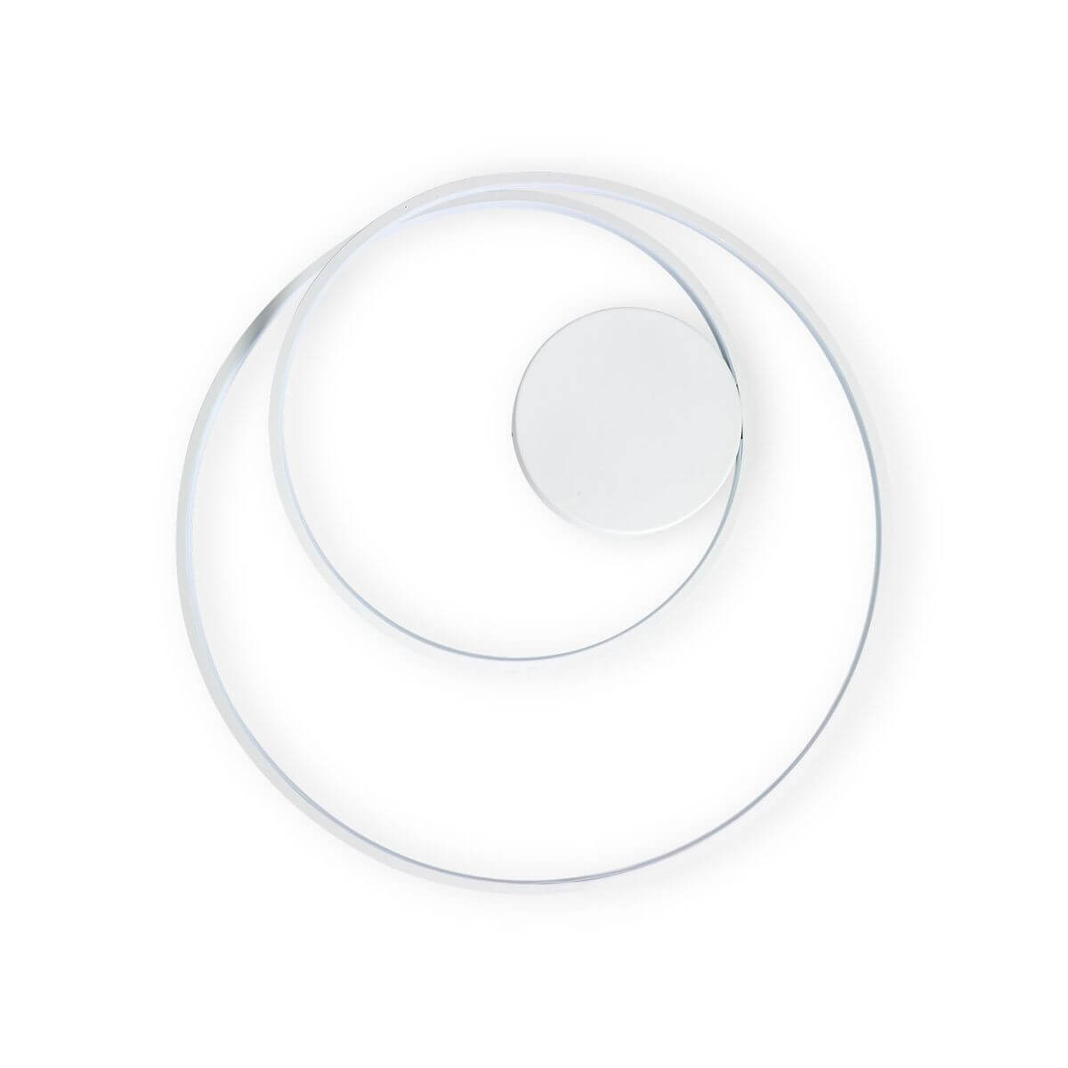 Vue rapprochée de face du luminaire blanc, montrant ses anneaux fins et superposés.