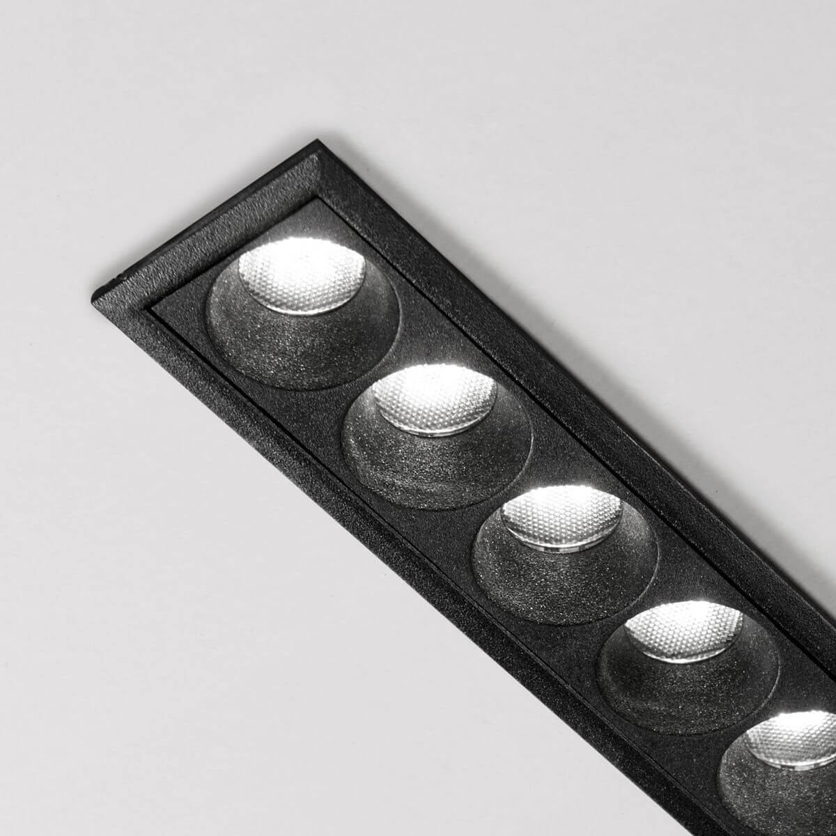 Détail rapproché des lentilles striées et de la finition noire texturée.