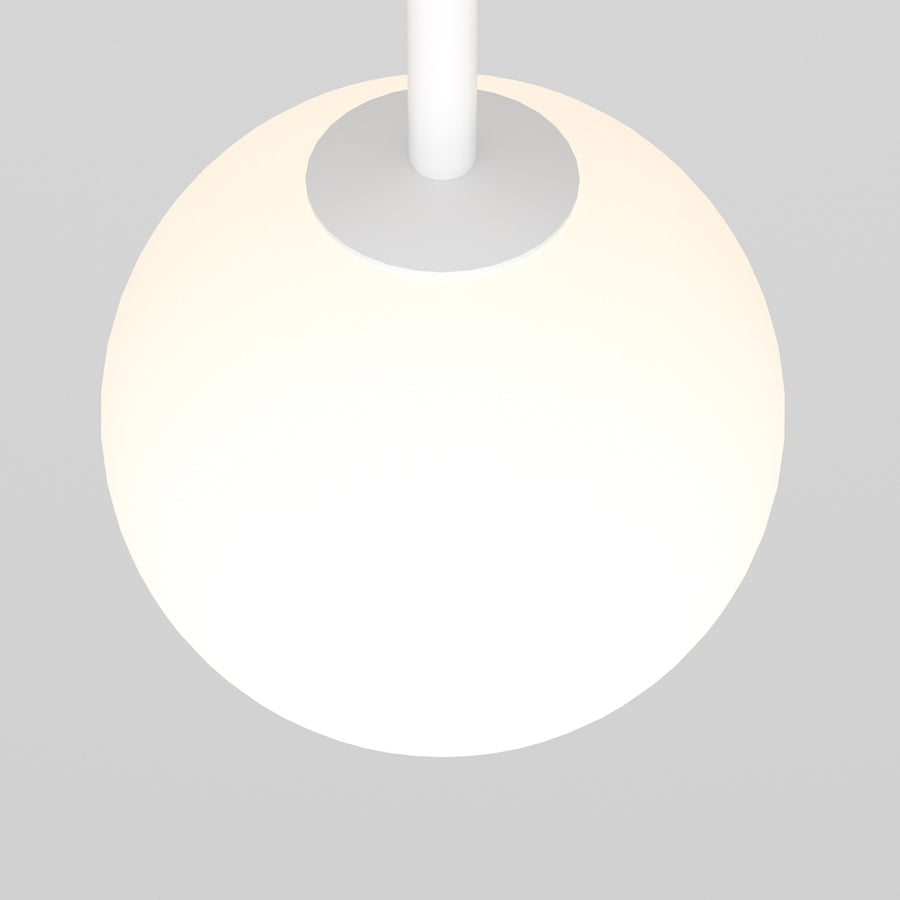 Gros plan du globe blanc diffusant une lumière chaude, tige centrale visible
