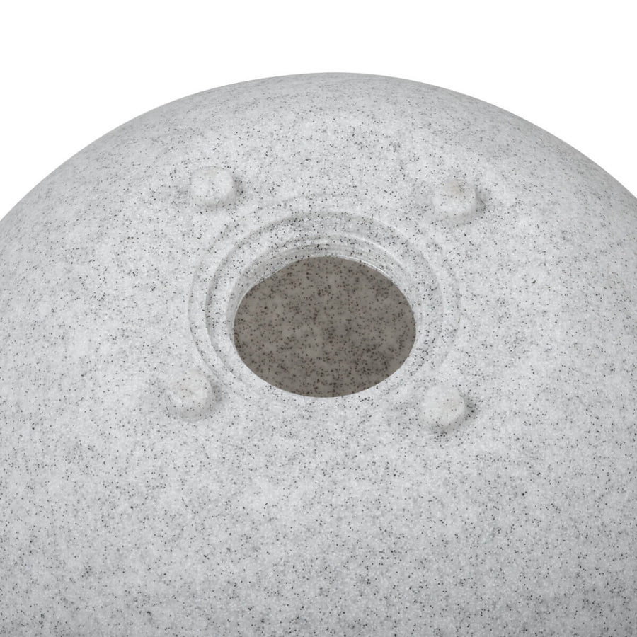 Détail du sommet montrant l’ouverture circulaire et les quatre plots de fixation.
