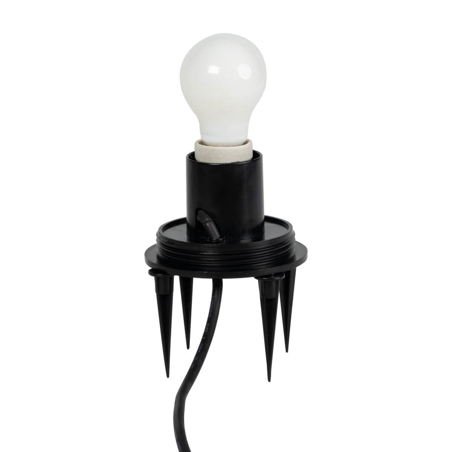 Ampoule blanche vissée dans la douille et support à piquets pour installation extérieure.