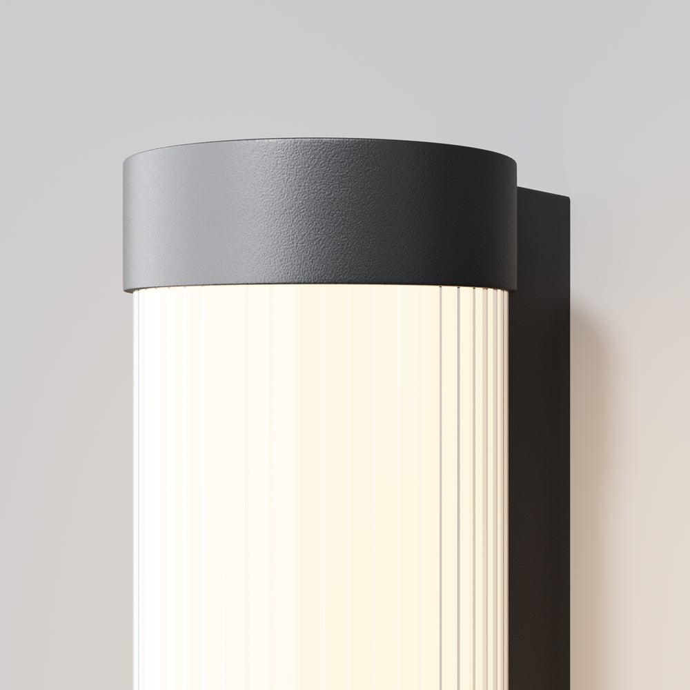 Détail du haut montrant le cerclage noir texturé et le diffuseur strié