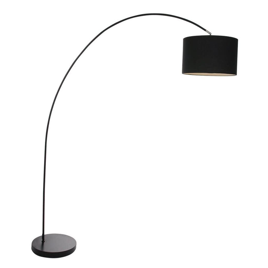 Lampadaire arc noir de face sur fond blanc avec grand abat-jour cylindrique