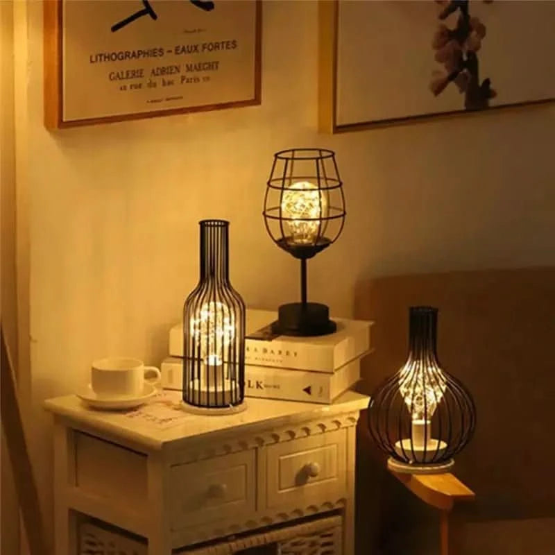 Mise en ambiance nocturne sur table de chevet, lampe bouteille allumée près d'une tasse