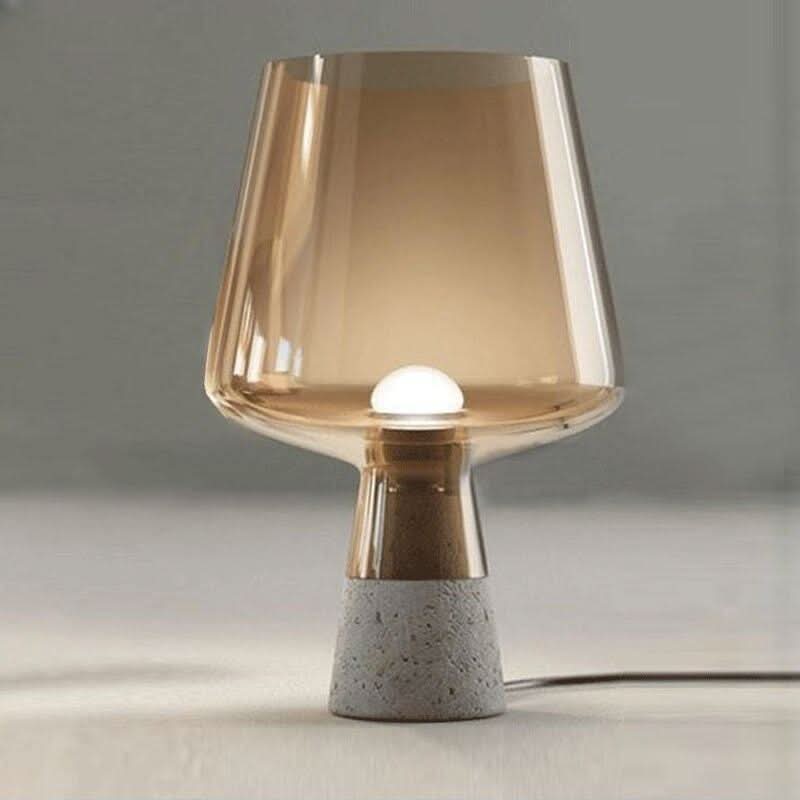 Lampe de chevet en verre ambré, base béton et métal, vue de face.