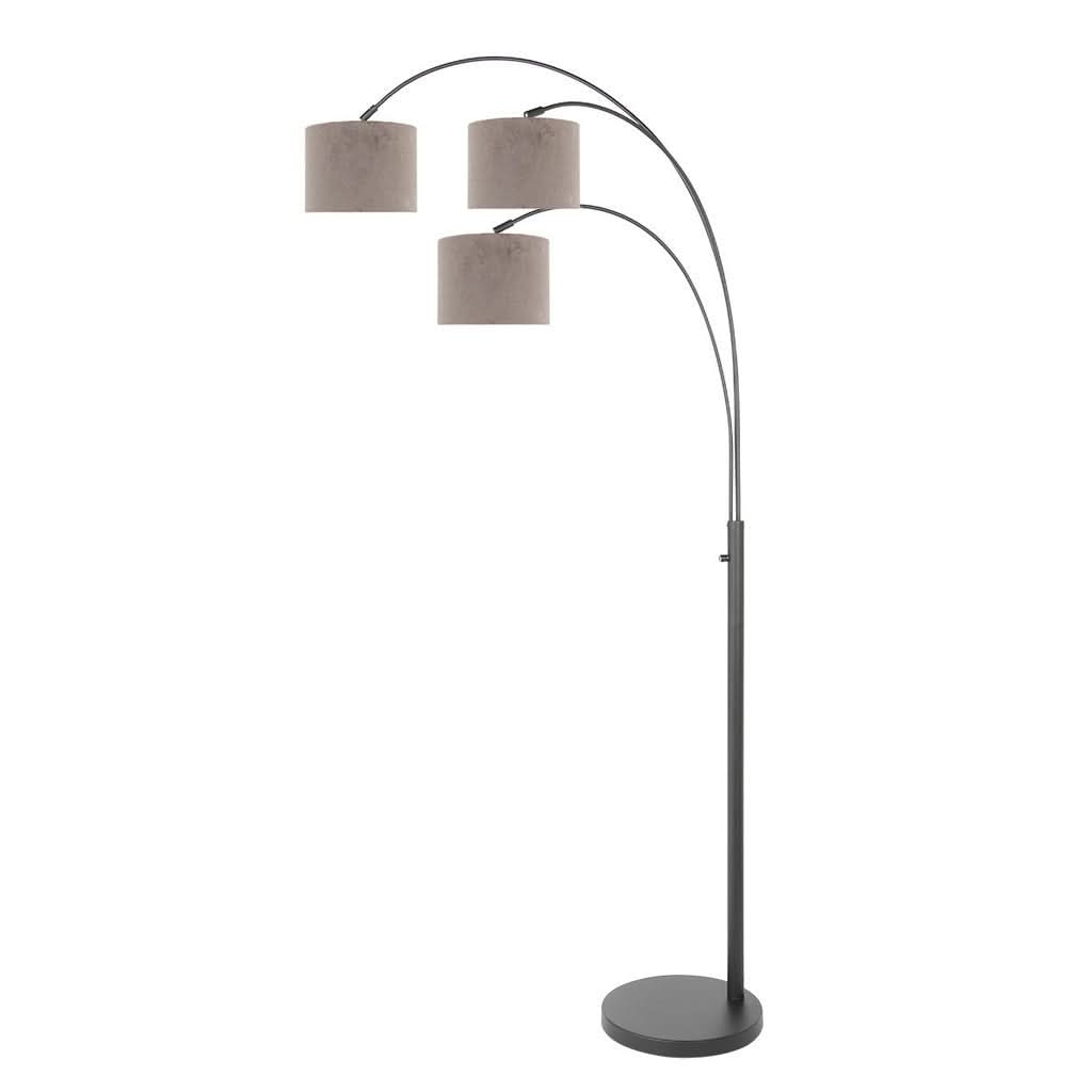 Vue de trois quarts du lampadaire noir aux trois abat-jours cylindriques taupe.