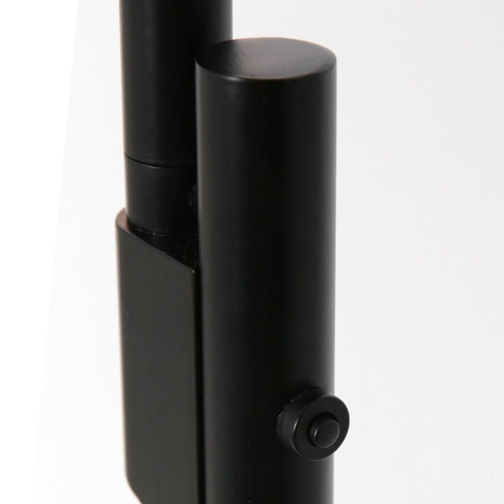 Détail de l'articulation cylindrique noire avec molette de réglage.