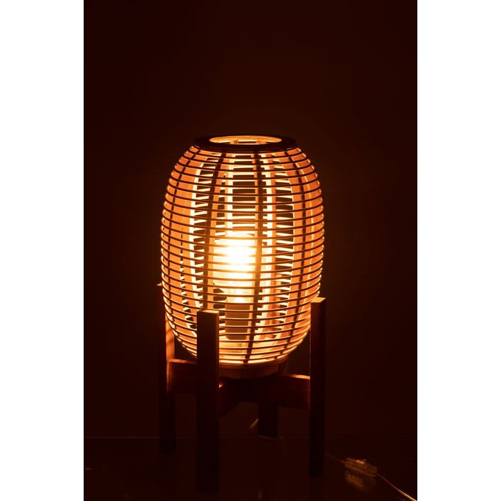 Mise en ambiance nocturne, halo lumineux chaud traversant la cage en bambou