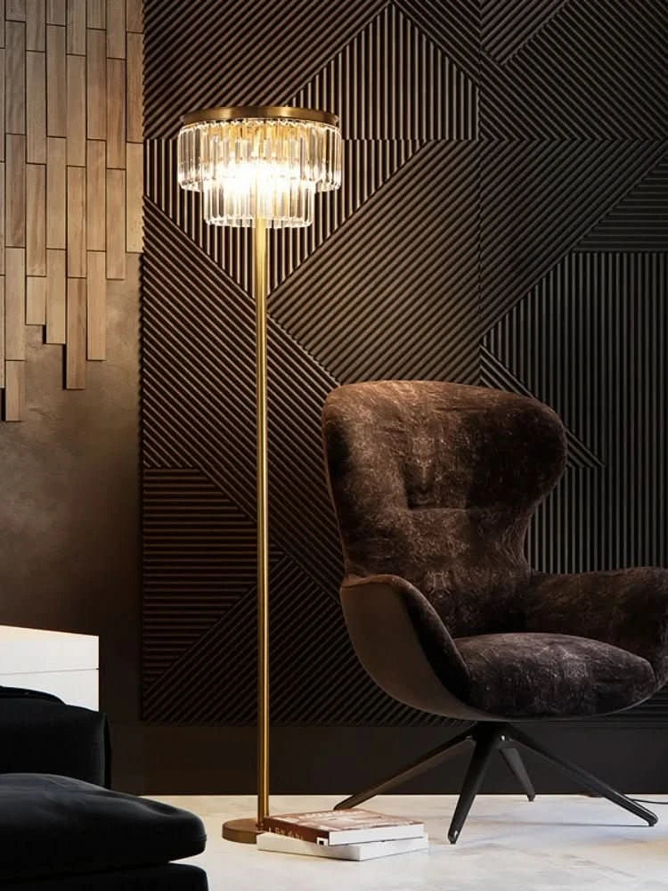 Lampadaire allumé devant une cloison en lattes de bois graphiques