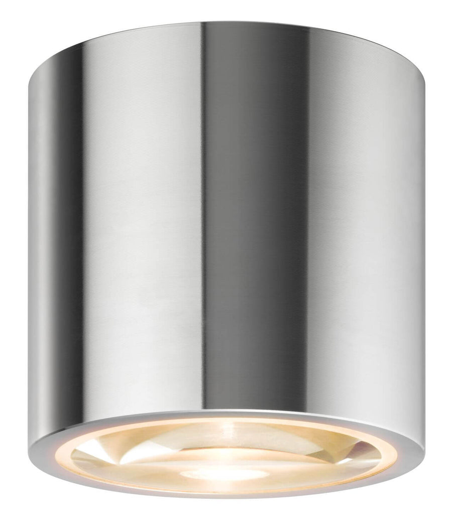 Détail de la finition brossée et du réflecteur éclairé d'une lumière chaude