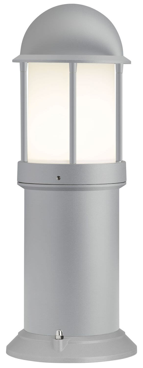 Même borne éclairée, diffuseur blanc lumineux, capot bombé et grille de protection.