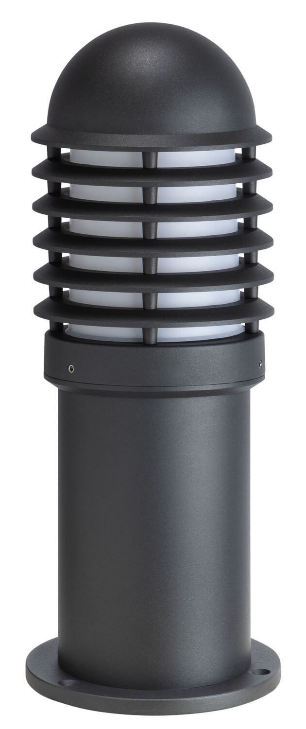 Gros plan du luminaire noir, détail du dôme et des lamelles de protection.