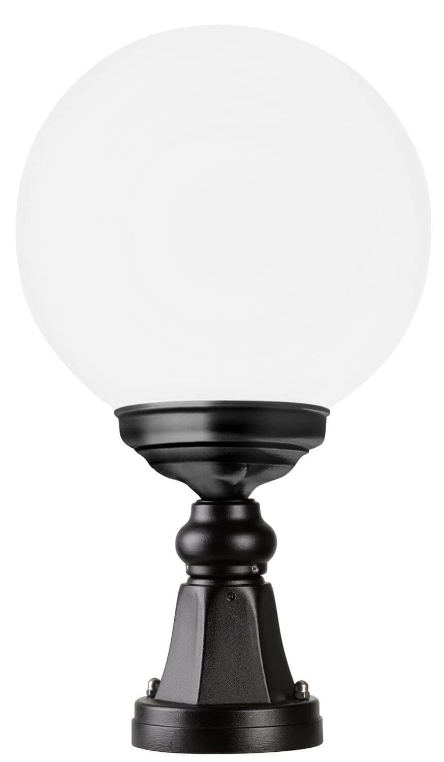 Gros plan sur le socle noir mouluré et le globe blanc du luminaire.