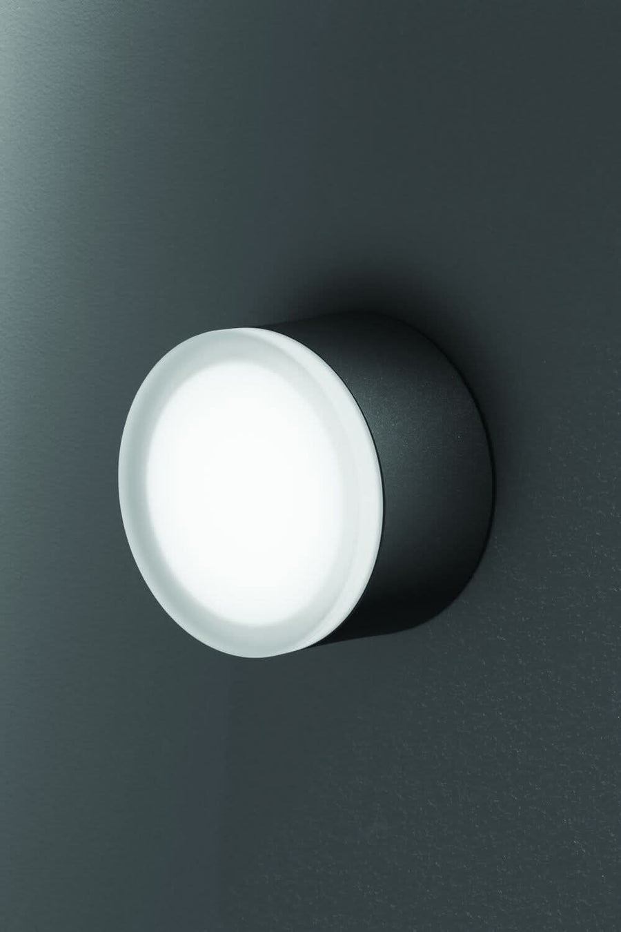 Vue rapprochée du diffuseur blanc opaque et du corps cylindrique anthracite mat