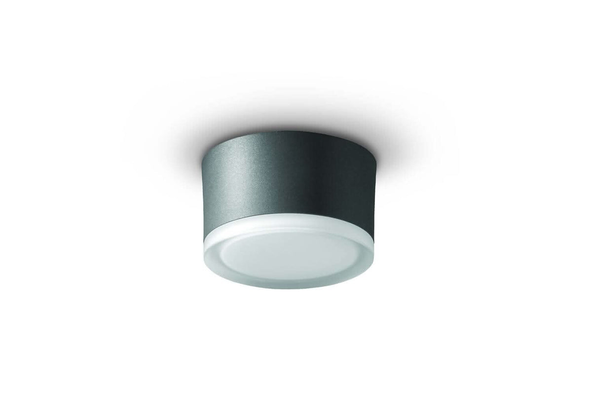 Luminaire monté au plafond, vu de trois quarts sur fond blanc neutre