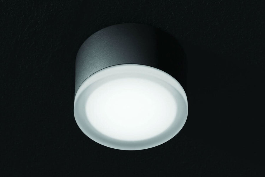 Vue plongeante du boîtier anthracite et du diffuseur blanc allumé au plafond