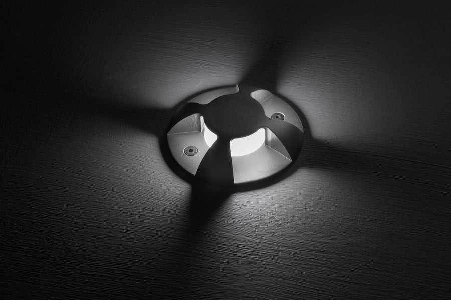 Luminaire allumé sur fond sombre, halo et ombres portées