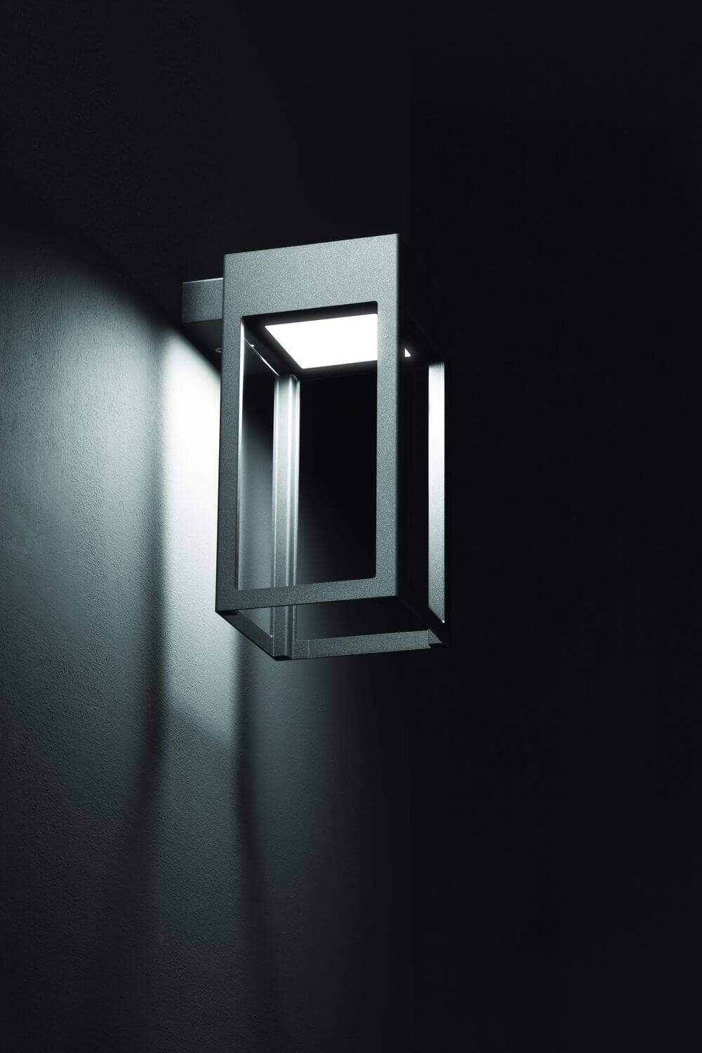Mise en ambiance nocturne, ombres portées par la cage éclairée de biais